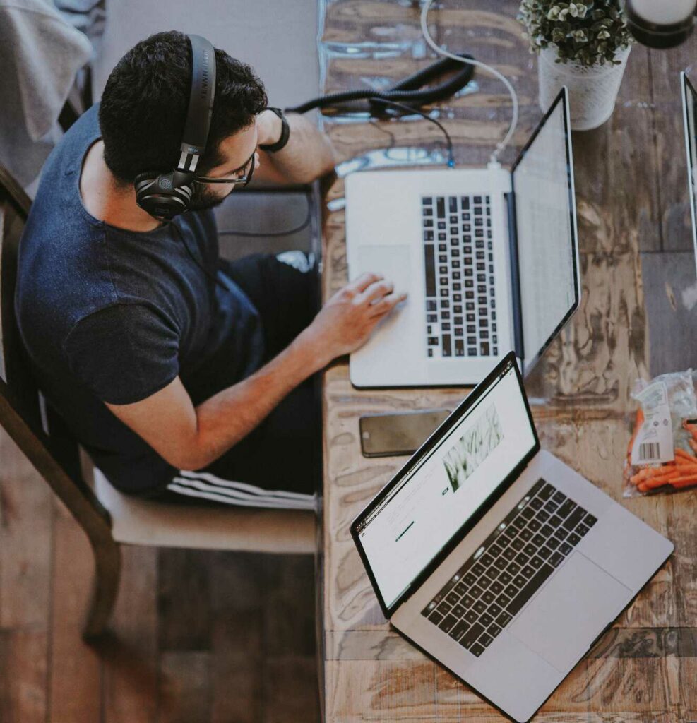 stagiaire en formation les bases de l'informatique sur son ordinateur en e-coaching