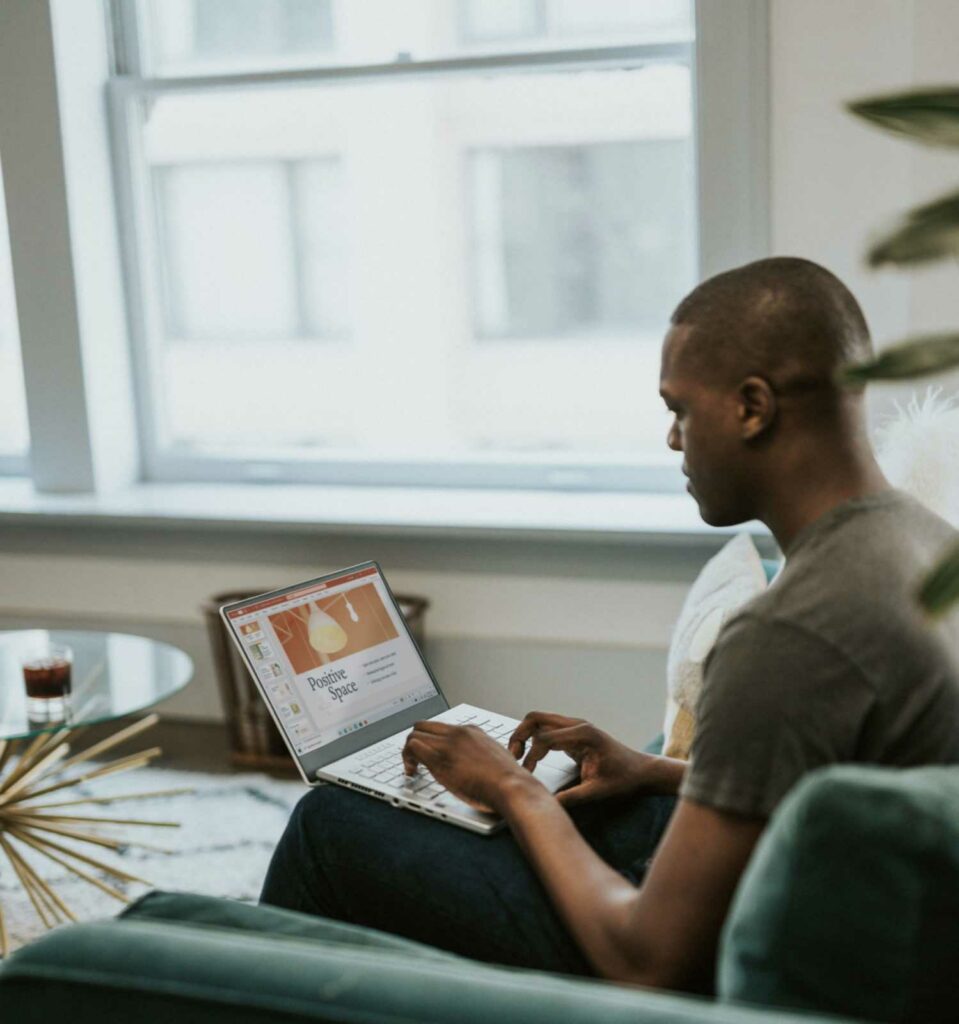 adulte en formation online cléa sur son ordinateur en e-coaching