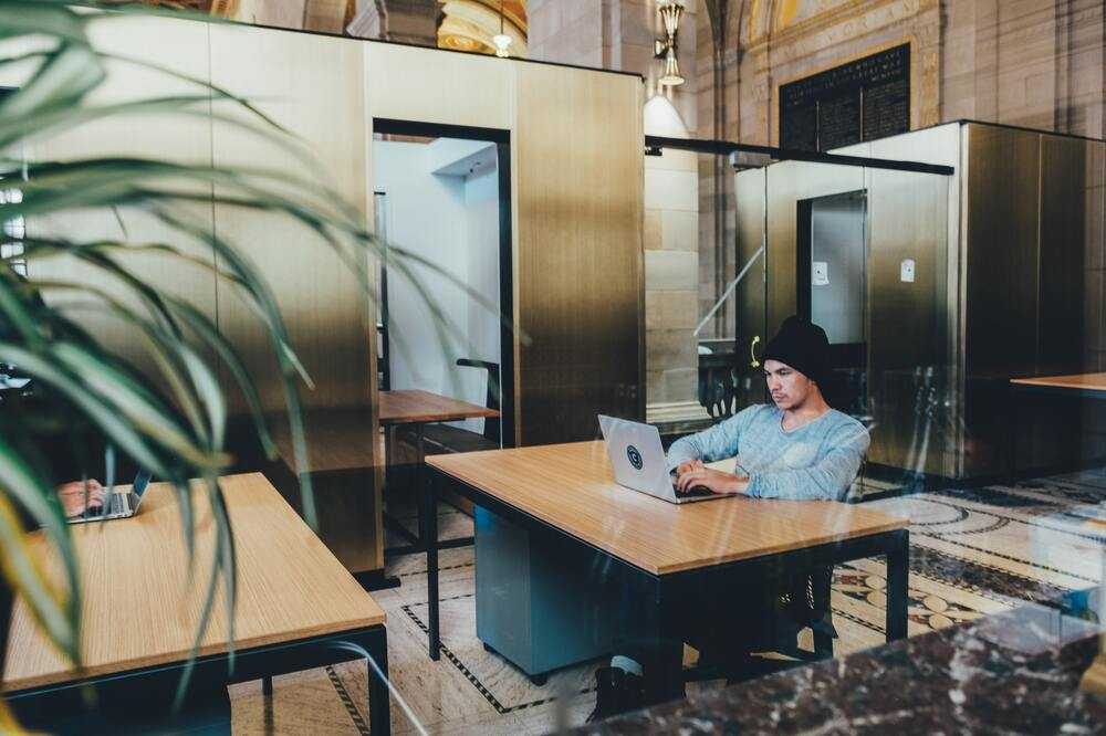 un homme sur son ordinateur qui s'informe sur la prise en charge d'une formation avec les OPCO